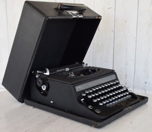 Macchina da scrivere Olivetti Modello 42